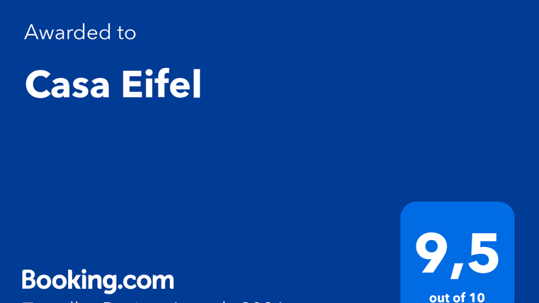 Une plaque de distinction pour le Casa Eifel. La note est de 9,5 sur 10, attribuée par Booking.com.