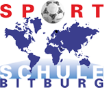 Ein Logo der Sportschule Bitburg mit einer Weltkarte und einem Fußball. Es verdeutlicht die Verbindung zwischen Sport und internationaler Zusammenarbeit.