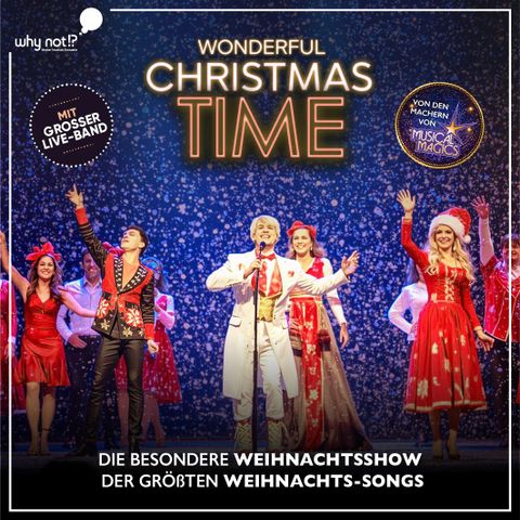 Eine festliche Weihnachtsaufführung mit Tänzern und Sängern auf der Bühne. Bunte Kostüme und Schneeflocken schaffen eine weihnachtliche Atmosphäre.