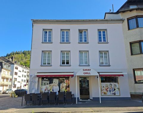 Een restaurant genaamd "Saray Grill" met een uitnodigende buitengevel. Voor het gebouw staan tafels en stoelen voor gasten buiten.