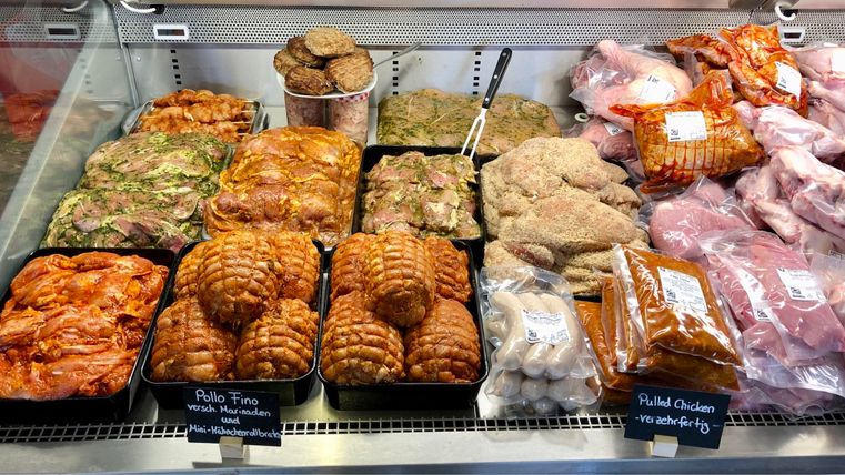 Produits frais de boucherie dans une boucherie. Sur le comptoir, diverses sortes de viande et de viande marinée sont disposées.
