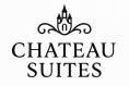 Een elegant logo met de tekst "Chateau Suites". Het toont een gestileerd kasteel in het midden.