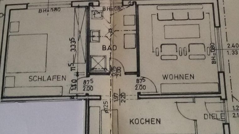 Eine einfache Grundrisszeichnung einer Wohnung mit verschiedenen Räumen. Zu sehen sind Schlafzimmer, Badezimmer, Wohnzimmer und eine Küche.
