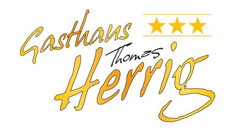 Ein Logo des Gasthauses Herrig. Es zeigt den Namen in einer eleganten Schrift mit vier Sternen.