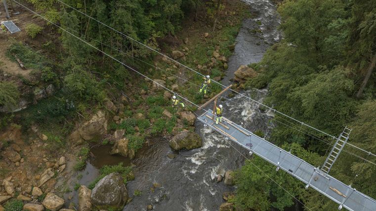 Luftaufnahme vom Bau der Hängebrücke