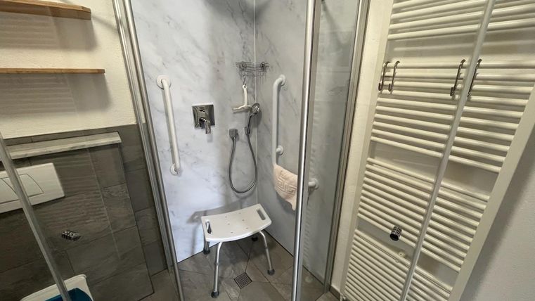 Voor gasten met een beperking staat er een badkruk klaar.