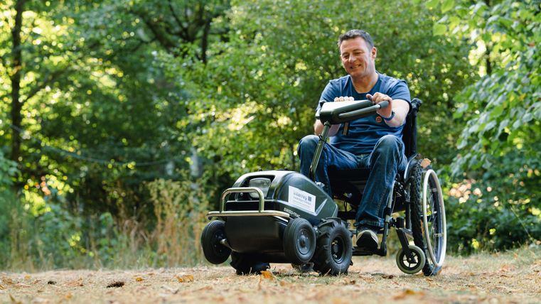 Mit Rollstuhlzuggerät im Naturpark Südeifel unterwegs