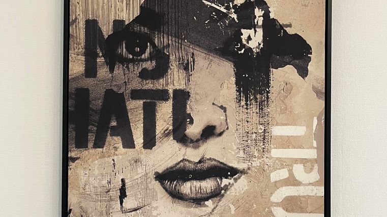 Un portrait artistique d'une femme en noir et blanc avec des éléments graphiques et du texte. La composition transmet une atmosphère forte et moderne.