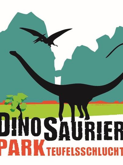 Een logo van het dinosauriërenpark Teufelsschlucht. Het toont een lange dinosaurus en een vliegende pterosaurier voor een berglandschap.