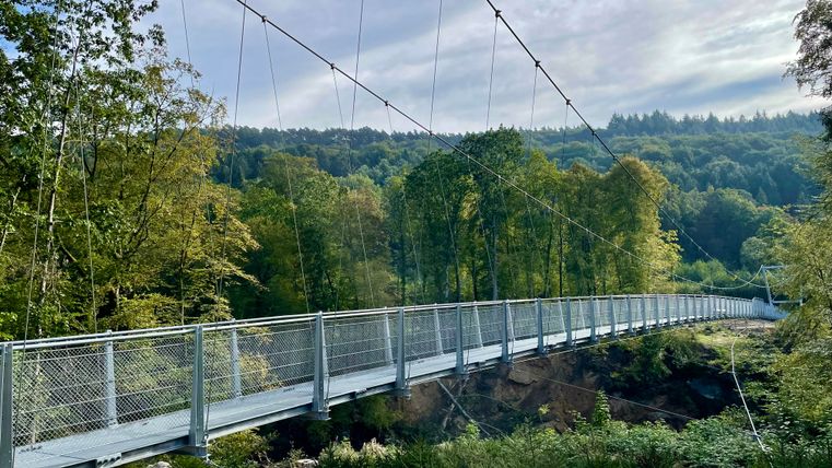 Seitlicher Blick auf die Hängebrücke