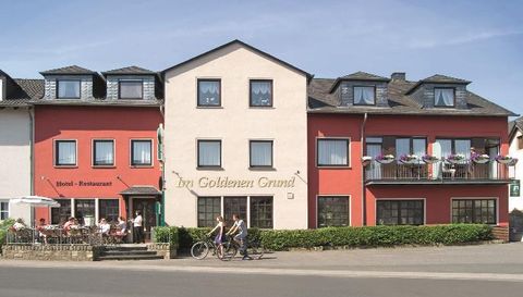 Een uitnodigend hotel-restaurant met een kleurrijke gevel. Het buitenterras nodigt uit om te blijven hangen.