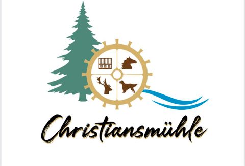 Een logo met een waterrad en verschillende diersilhouetten. Op de achtergrond staat een naaldboom en daaronder de tekst "Christiansmühle".