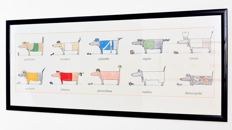 Ein buntes Kunstwerk mit zehn verschiedenen Hunden in unterschiedlichen Outfits. Jeder Hund hat einen einzigartigen Namen unterhalb der Abbildung.