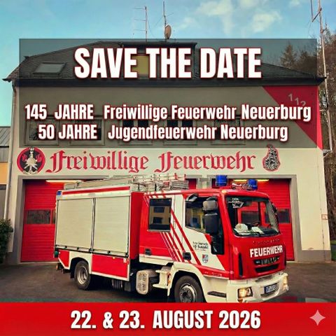 Ein Feuerwehrfahrzeug steht vor der Freiwilligen Feuerwehr Neuerburg. Die Feierlichkeiten zum 145-jährigen und 50-jährigen Bestehen finden am 22. und 23. August 2026 statt.