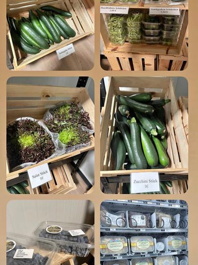 Un panier avec des courgettes fraîches et diverses herbes est posé sur une table en bois. À côté, d'autres contenants de légumes et d'herbes sont visibles.