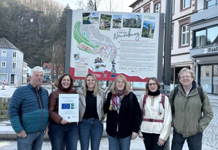 Starttafel Statdtrallye Neuerburg und Projektbeteiligte, © Felsenland Südeifel Tourismus GmbH