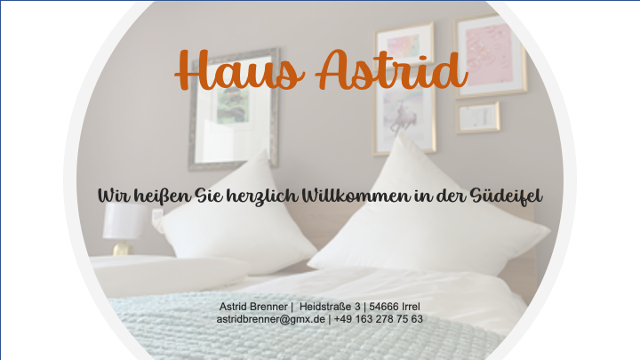 Een uitnodigende kamer met een comfortabel bed en decoratieve elementen. Welkom in huis Astrid in de Südeifel.