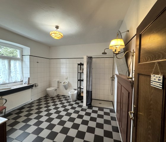 gro&szlig;es Badezimmer