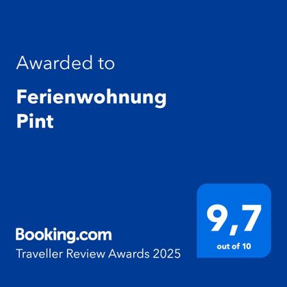 Das Bild zeigt eine Auszeichnung für die Ferienwohnung Pint von Booking.com. Die Bewertung liegt bei 9,7 von 10 für die Traveller Review Awards 2025.