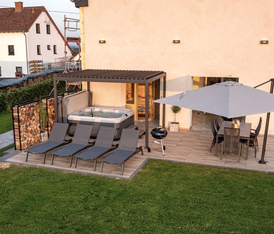 Gesamter Terrassenbereich inkl. Wiese, © LMZ