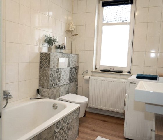 Badezimmer mit Waschtrockner, &copy; Eifel Fewo