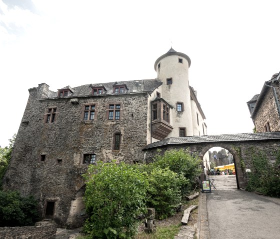 Burg Neuerburg mit historischem Gemäuer, Turm und Torbogen., © Eifel Tourismus GmbH, Dominik Ketz