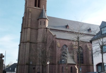 Au&szlig;enansicht Pfarrkirche St. Philippus und Jakobus, &copy; TI Bitburger Land