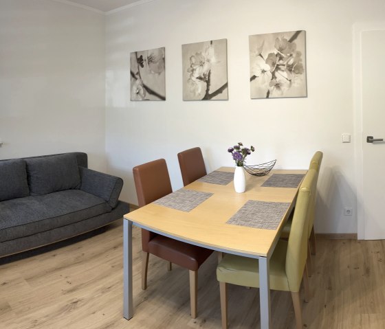 Essbereich mit gem&uuml;tlicher Schlafcouch