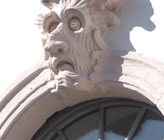 Maske an der Fassade von Schloss Weilerbach, © Felsenland Südeifel Tourismus