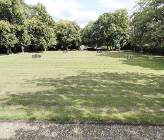 Blick über den Ehrenfriedhof, © Tourist-Information Bitburger Land
