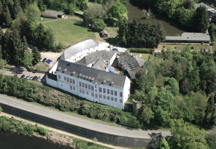 Burg Bollendorf - Luftaufnahme, &copy; Felsenland S&uuml;deifel Tourismus GmbH
