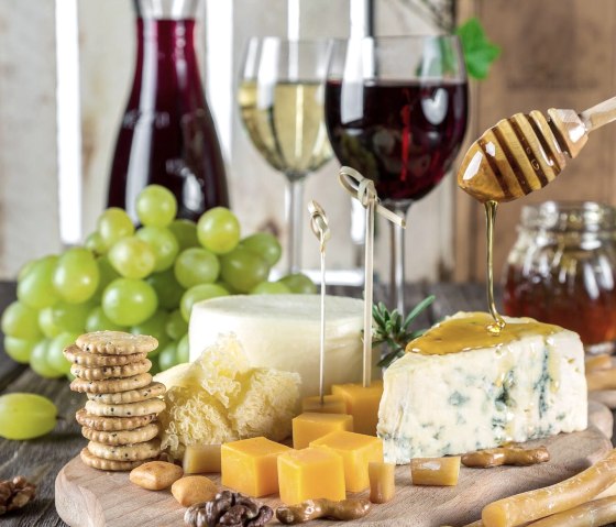 K&auml;se und Wein, &copy; Pixabay