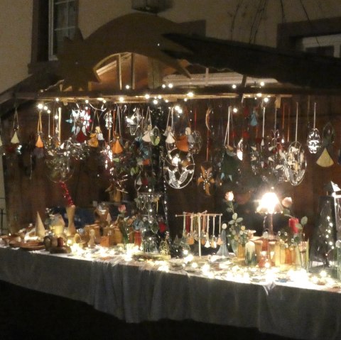 Stand mit Glasschmuck, © Tourist Information Bitburger Land