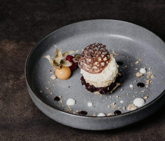 Hausgemachtes Mandelmousse auf Kirschbett &copy; Boutiq