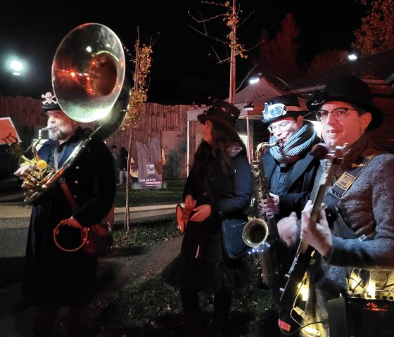 Handgemachte Musik vom Feinsten: The DingsBooms, © Dinosaurierpark Teufelsschlucht, Foto Elke Wagner