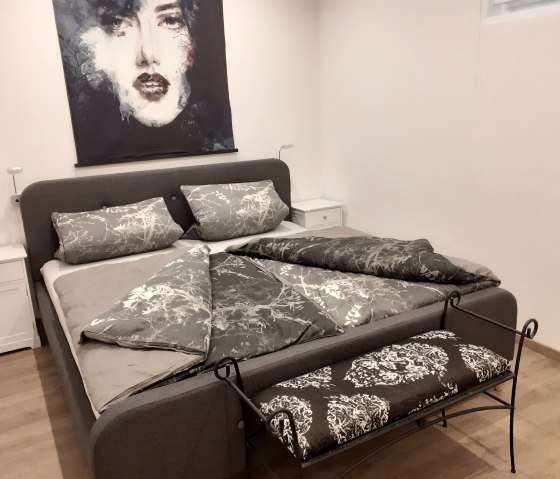 Schlafzimmer 1 mit gem&uuml;tlichem Bett, &copy; TI Bitburger Land