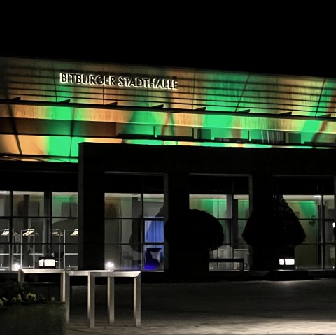 Stadthalle bei Nacht, © TI Bitburger Land
