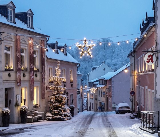 Weihnachtlich geschmückte Straße in Waxweiler, © Fritz Knob