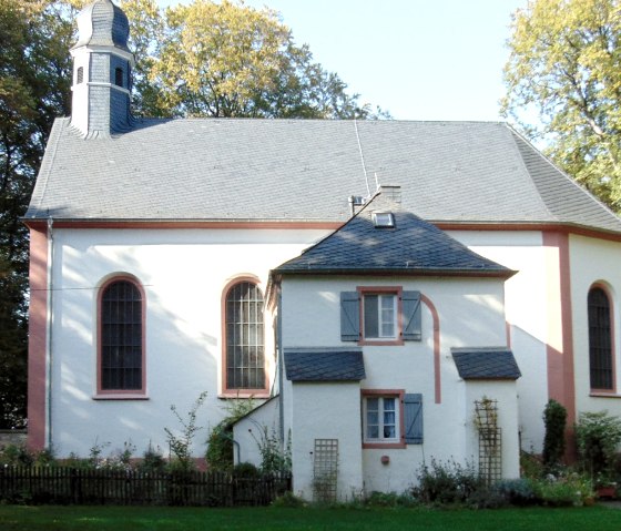 Die Schankweiler Klause ist ein historisches Geb&auml;ude mit grauem Dach und wei&szlig;en W&auml;nden, umgeben von B&auml;umen und einem Garten., &copy; Chr. Teuschler