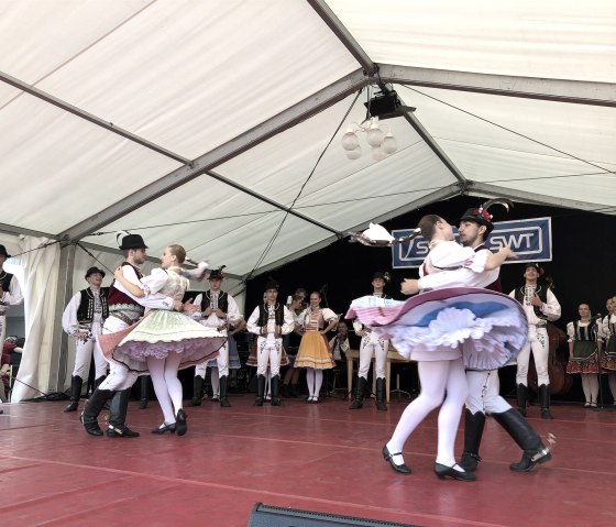 Impressionen Foklore Festival Tanzpaare, &copy; Tourist Information Bitburger Land