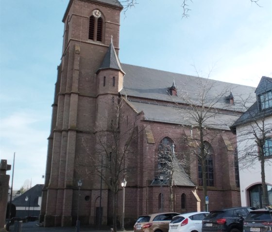 Au&szlig;enansicht Pfarrkirche St. Philippus und Jakobus, &copy; TI Bitburger Land