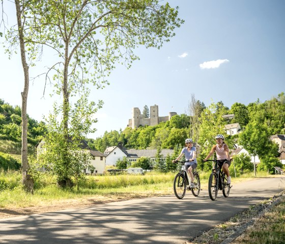 Nims-Radweg mit Burg Schönecken im Hintergrund, &copy; Eifel Tourismus GmbH, Dominik Ketz