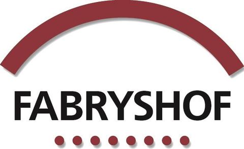 Das Bild zeigt ein Logo mit dem Schriftzug "FABRYSHOF". Über dem Text befindet sich ein rotes, gewölbtes Element.