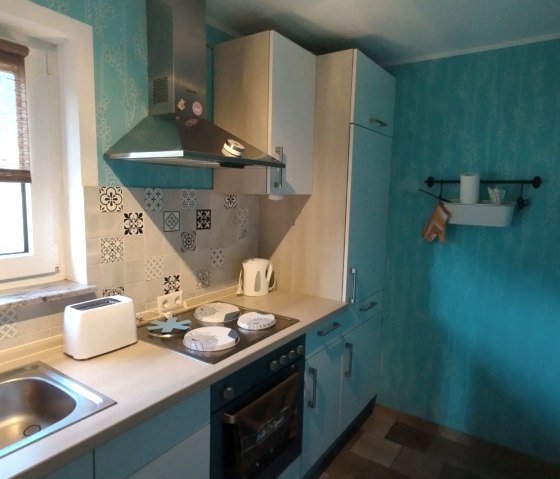 K&uuml;che mit Geschirrsp&uuml;ler u. 2 Sitzpl&auml;tzen