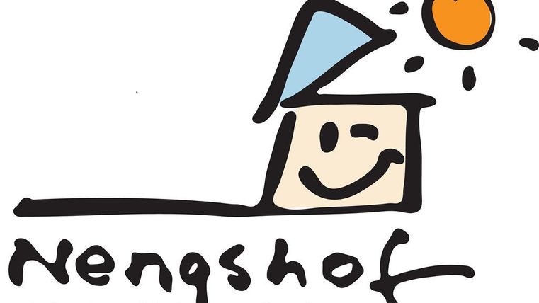 Een vrolijk logo met een glimlachend gezicht en een huis dat een blauwe muts draagt. De tekst toont "Nengshof" en "Erlebnis Eifel Vakantie".