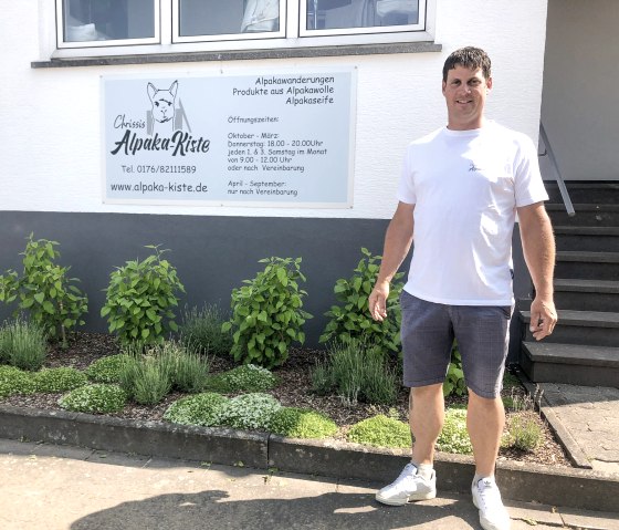 Besitzer Chrissis vor seinem Shop in Messerich, &copy; TI Bitburger Land