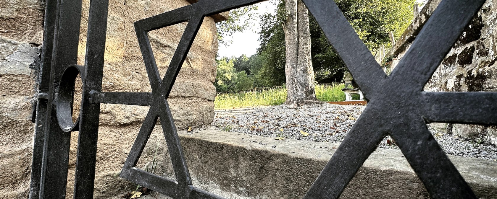 Jüdischer Friedhof Eingangsbereich, © Felsenland Südeifel Tourismus GmbH, A. C. Krebs