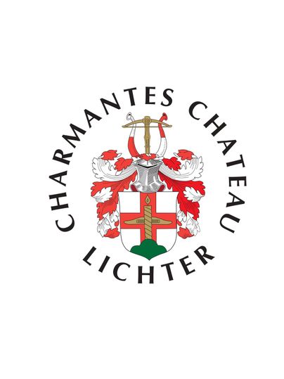 Ein Wappen mit roten und weißen Elementen, das den Namen „Charmantes Château Lichter“ umgibt. Es stellt ein Schloss- oder Familienwappen dar.