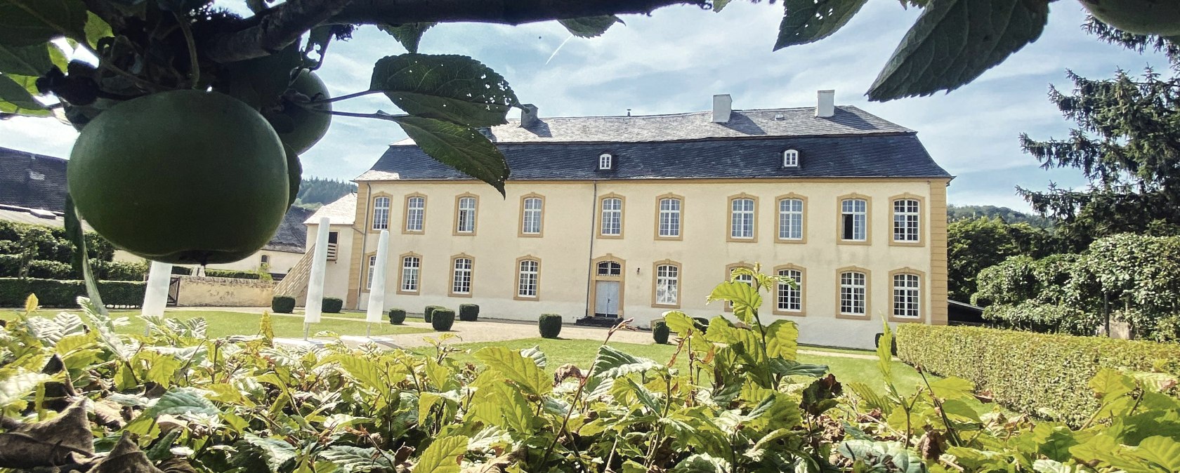 Außenansicht Schloss Niederweis, © Felsenland Südeifel Tourismus GmbH, AC Krebs