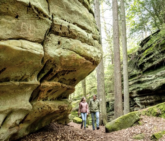 Staunend vorbei an beeindruckenden Felsen bei der Lauschtour Gr&uuml;ne H&ouml;lle, &copy; Eifel Tourismus GmbH, Dominik Ketz